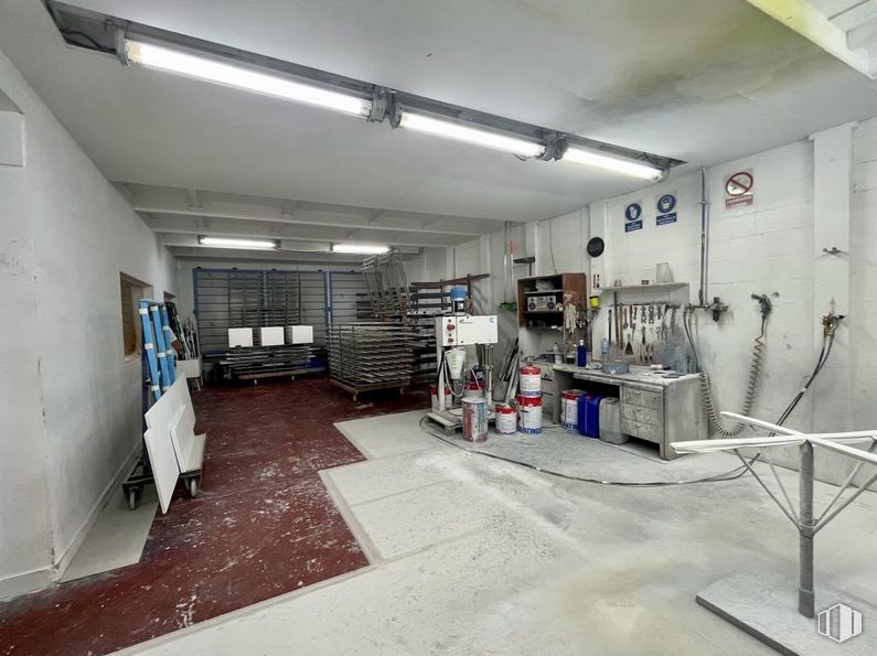 Industrial for sale at Polígono Industrial El Guijar, Arganda del Rey, Madrid, 28500 with lighting, table, flooring, floor, ceiling, gas, shelving, machine, fixture and space around