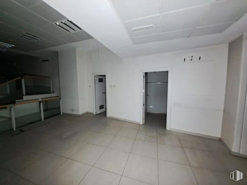 Local en alquiler y venta en Calle Ricardo Ortiz, Ciudad Lineal, Madrid, 28017 con mueble, televisión, puerta, edificio, accesorio, hall, suelo, suelos, vidrio y techo alrededor