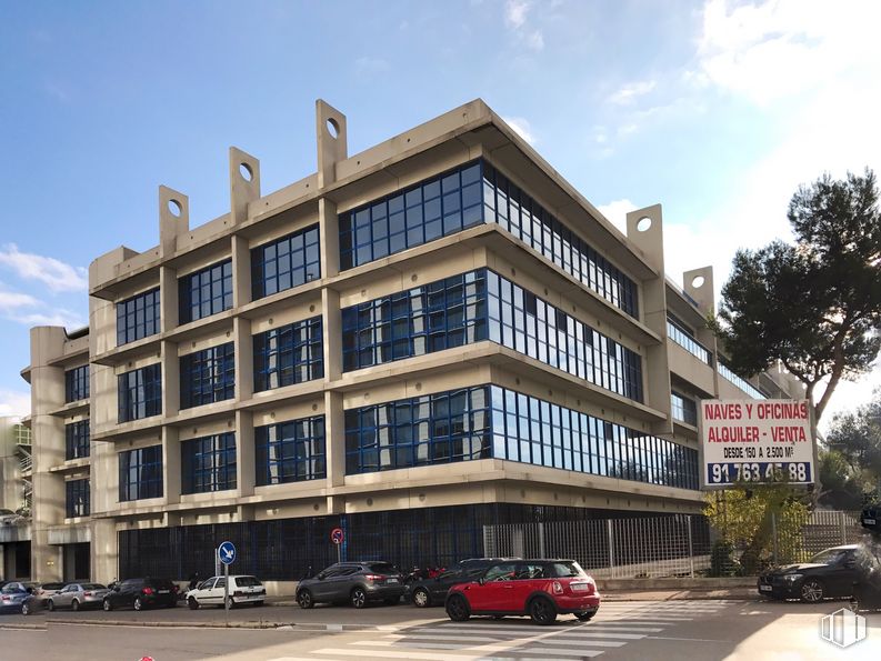 Nave en venta en Zona industrial, Hortaleza, Madrid, 28033 con coche, edificio, cielo, nube, rueda, vehículo, neumático, ventana, diseño urbano y árbol alrededor