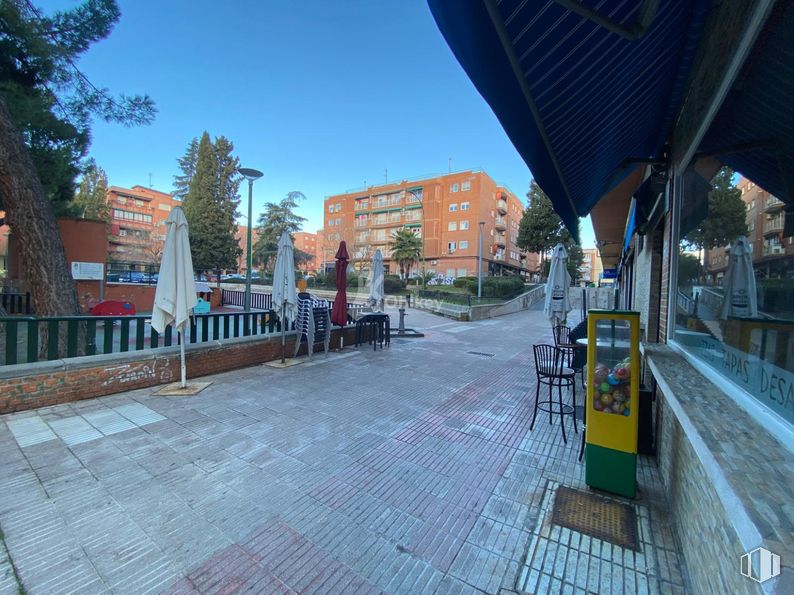 Retail for sale at Zona Comuneros, Coslada, Madrid, 28820 with building, city, public space, neighbourhood, town, urban design, human settlement, composite material, shade and sidewalk around