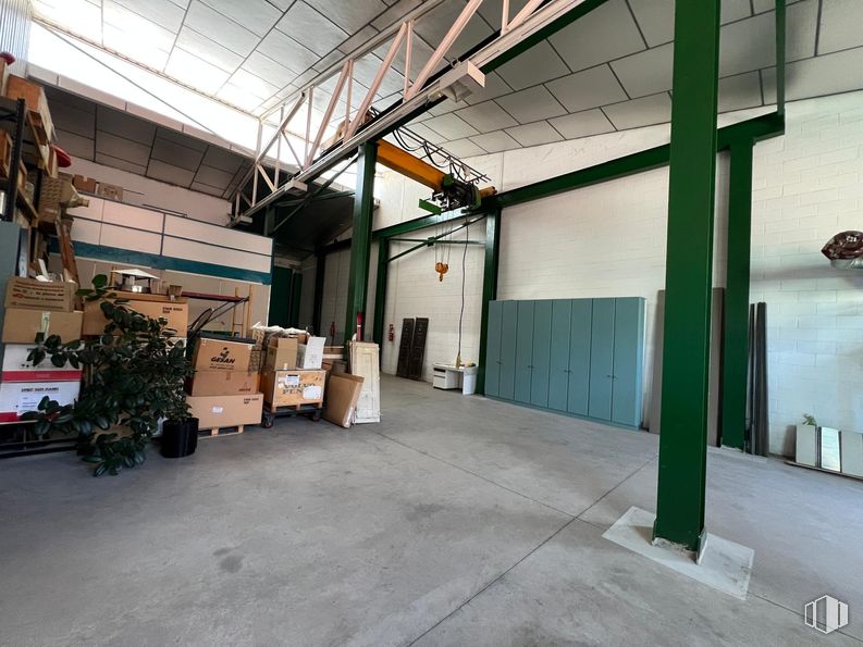 Industrial for rent at Calle Cabo de Finisterre, Arganda del Rey, Madrid, 28500 with flooring, ceiling, floor, building material, steel, shipping box, shelving, cleanliness, box and cardboard packaging around