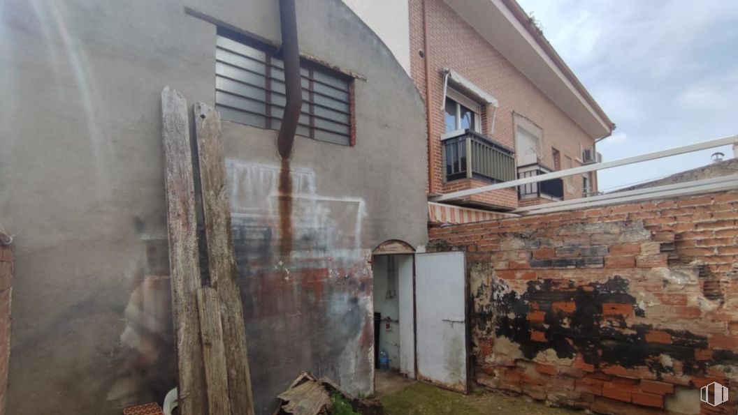 Nave en venta en Calle Río Sorbe, Guadalajara, 19004 con ventana, puerta, madera, planta, albañilería, ladrillo, nube, edificio, pared y barrio alrededor