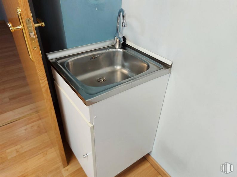 Local en venta en Calle Londres, Salamanca, Madrid, 28028 con fregadero, ebanistería, mueble de baño, grifo, accesorios de fontanería, fluido, lavabo, ferretería doméstica, fontanería y rectángulo alrededor