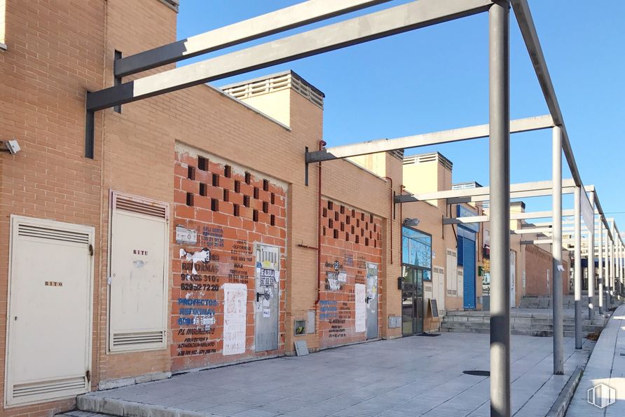 Local en alquiler en Calle Isabel de Farnesio, 709, Boadilla del Monte, Madrid, 28660 con puerta, cielo, día, propiedad, luz de la calle, sombra, madera, superficie de carretera, ventana y pared alrededor