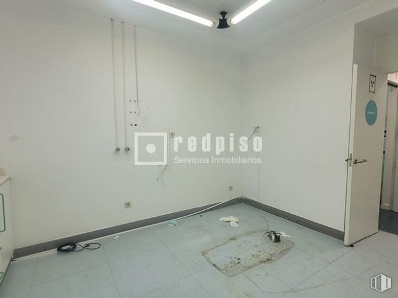 Local en alquiler en Calle Porto Lagos, Alcorcón, Madrid, 28924 con alumbrado, lámpara, madera, interiorismo, edificio, suelos, suelo, accesorio, puerta y inmobiliario alrededor