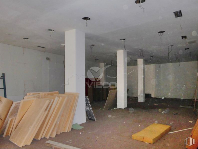 Retail for sale & for rent at Centro urbano, Cuenca, 16001 with wood, interior design, flooring, floor, hall, ceiling, hardwood, shade, space and event around