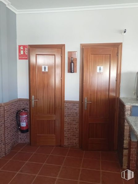 Retail for sale & for rent at Zona céntrica, Quintanar de la Orden, Toledo, 45800 with door, wall, wood, flooring, floor, home door, wood stain, hardwood, door handle and dead bolt around