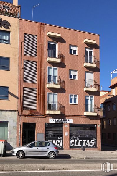 Retail for sale & for rent at Calle Sebastián Álvaro, 8, La Latina, Madrid, 28024 with car, building, wheel, tire, sky, window, property, vehicle, tower block and neighbourhood around