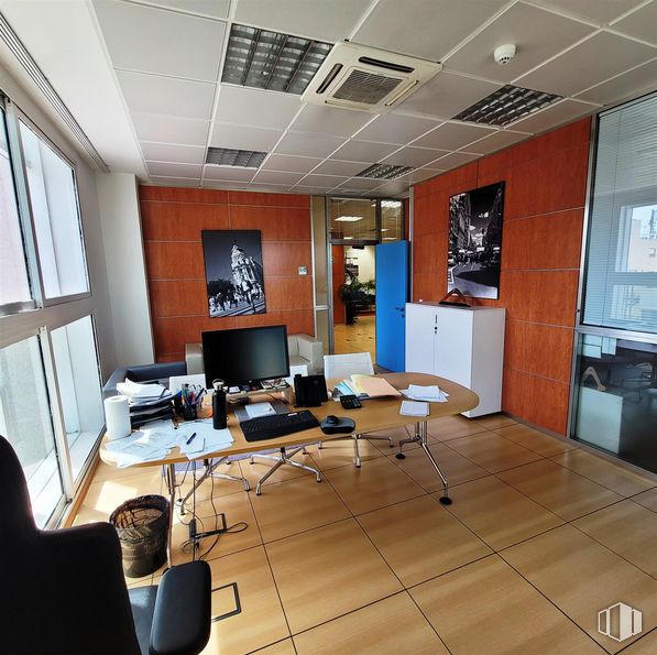 Office for sale & for rent at Calle María Tubau, Fuencarral - El Pardo, Madrid, 28050 with computer monitor, chair, furniture, table, window, interior design, flooring, floor, living room and television around