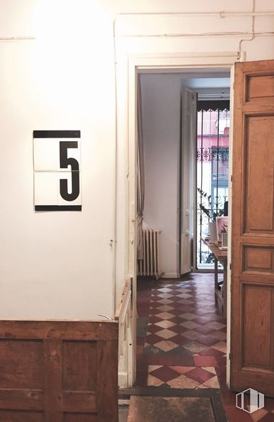 Retail for rent at Calle Acuerdo, 17, Centro, Madrid, 28015 with door, property, fixture, building, wood, wall, floor, flooring, home door and wood stain around