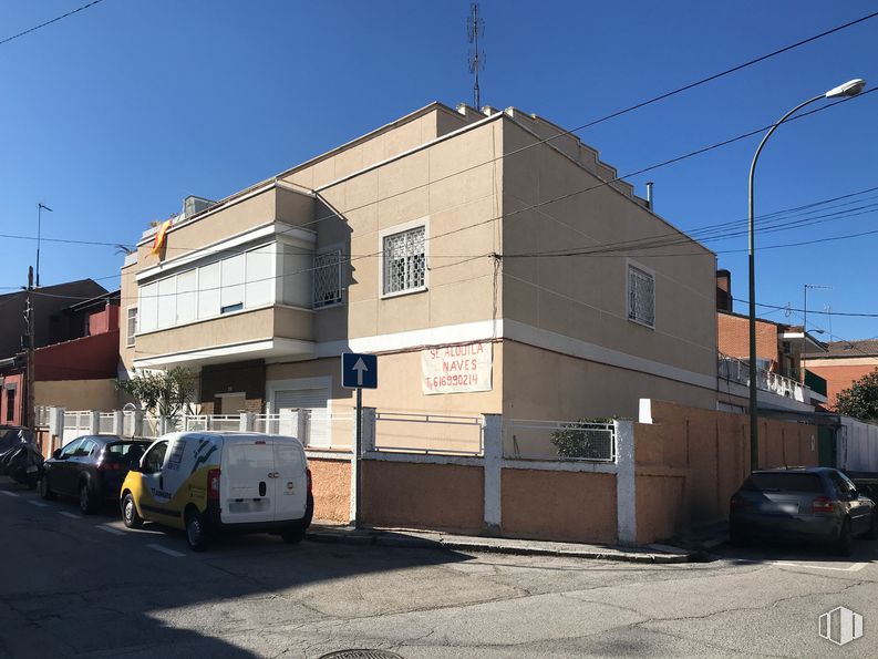 Nave en alquiler en Calle Leira, 29, Hortaleza, Madrid, 28043 con coche, edificio, luz de estacionamiento automotriz, cielo, neumático, rueda, luz de la calle, ventana, vehículo y vehículo motorizado alrededor