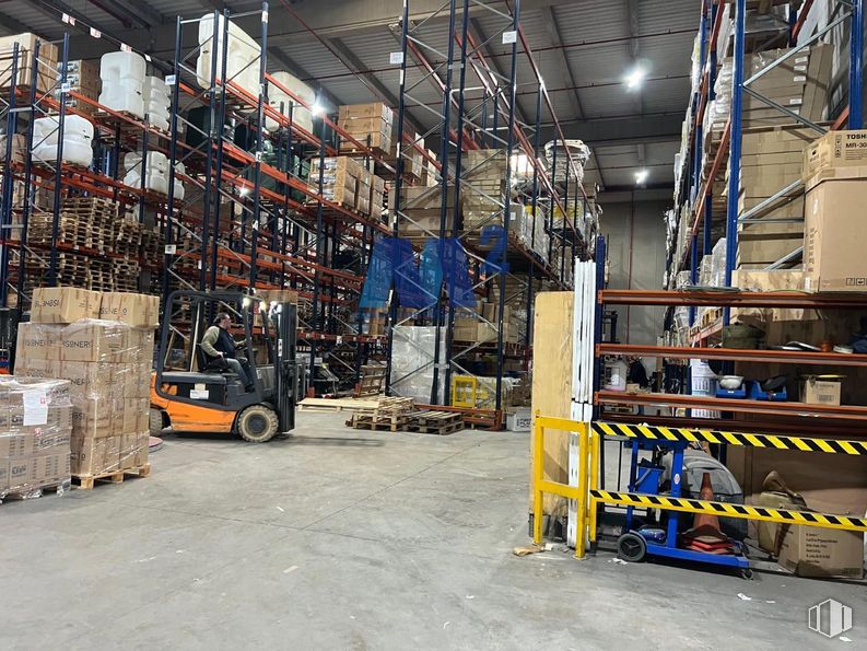 Industrial for rent at Polígono de Madrid, San Fernando de Henares, Madrid, 28830 with person, warehouse, floor, inventory, industry, metal, engineering, machine, factory and building material around