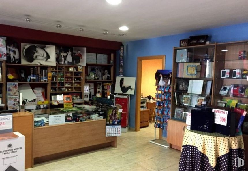 Retail for sale & for rent at Calle Hermanos Becerril, 7, Cuenca, 16004 with packaged goods, picture frame, shelf, shelving, interior design, retail, publication, trade, table and event around