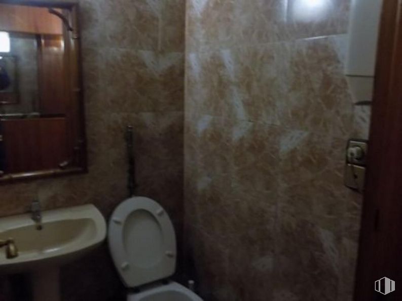 Retail for sale at Calle Eras del Tío Cañamón, Cuenca, 16004 with toilet, mirror, sink, brown, property, plumbing fixture, tap, bathroom, bathroom sink and building around