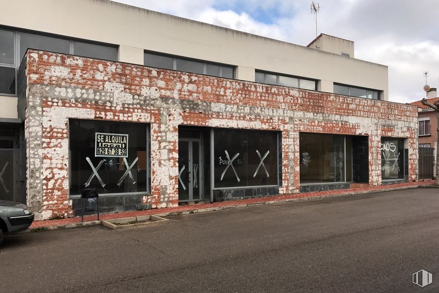 Retail for sale & for rent at Calle Soria, 1, Torrejón del Rey, Guadalajara, 19174 with building, window, sky, cloud, road surface, asphalt, brick, brickwork, art and wall around