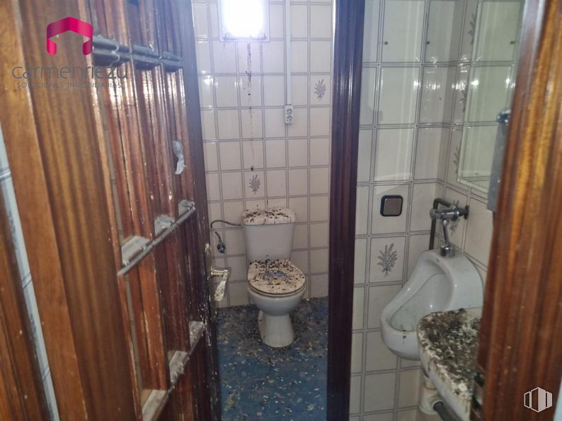 Retail for sale at Calle Real, Collado Villalba, Madrid, 28400 with toilet, sink, brown, toilet seat, plumbing fixture, bathroom, purple, interior design, flooring and wood around