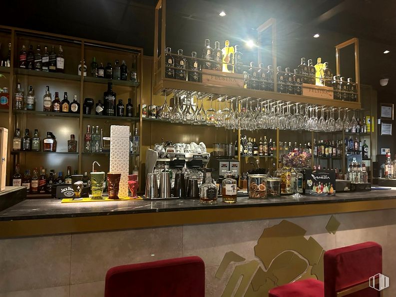 Retail for rent at Calle Eras, Aranjuez, Madrid, 28300 with drinking establishment, building, barware, interior design, glass bottle, chair, shelf, alcoholic beverage, bottle and drink around