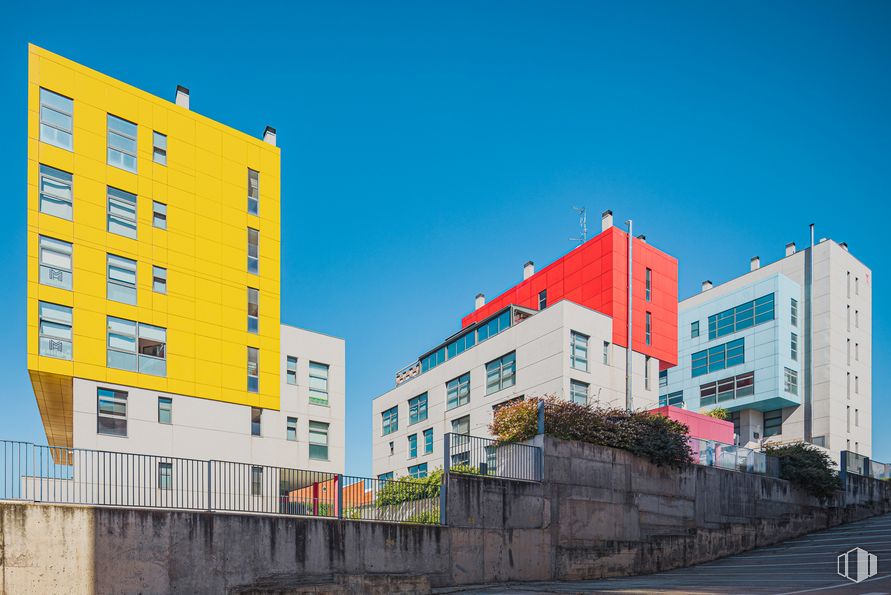 Office for rent at Carretera Fuencarral a Alcobendas, Fuencarral - El Pardo, Madrid, 28049 with building, sky, daytime, property, window, plant, lighting, urban design, neighbourhood and tower block around