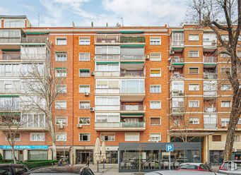 Retail for rent at Zona Bernabéu-Hispanoamérica, Chamartín, Madrid, 28016 with car, building, window, apartment, city, residential area, urban area, neighbourhood, facade and condominium around