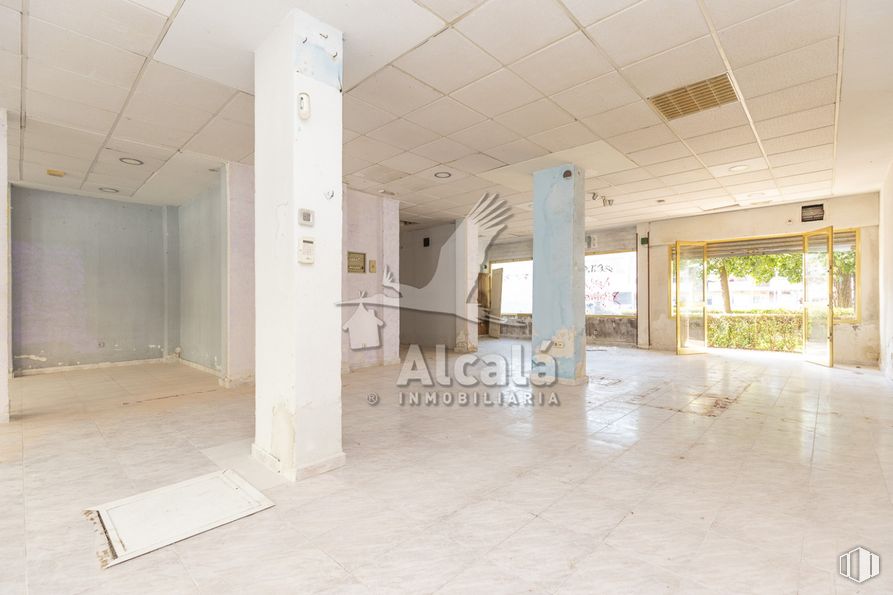 Retail for sale at Zona Rinconada, Alcalá de Henares, Madrid, 28803 with interior design, fixture, hall, floor, tile flooring, flooring, wood, composite material, ceiling and window around