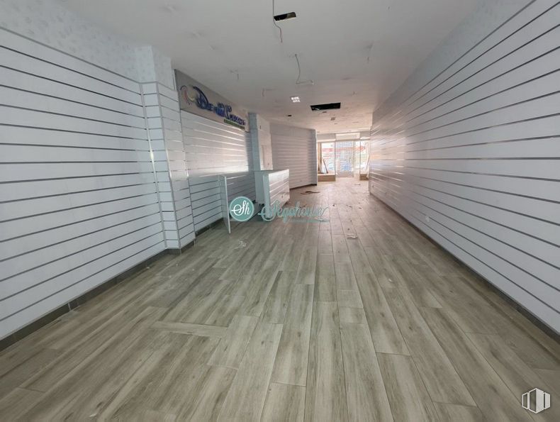 Retail for rent at Calle José Zorrilla, Segovia, 40002 with flooring, floor, wood flooring, commercial building, plank, glass, hardwood, building material, headquarters and laminate flooring around