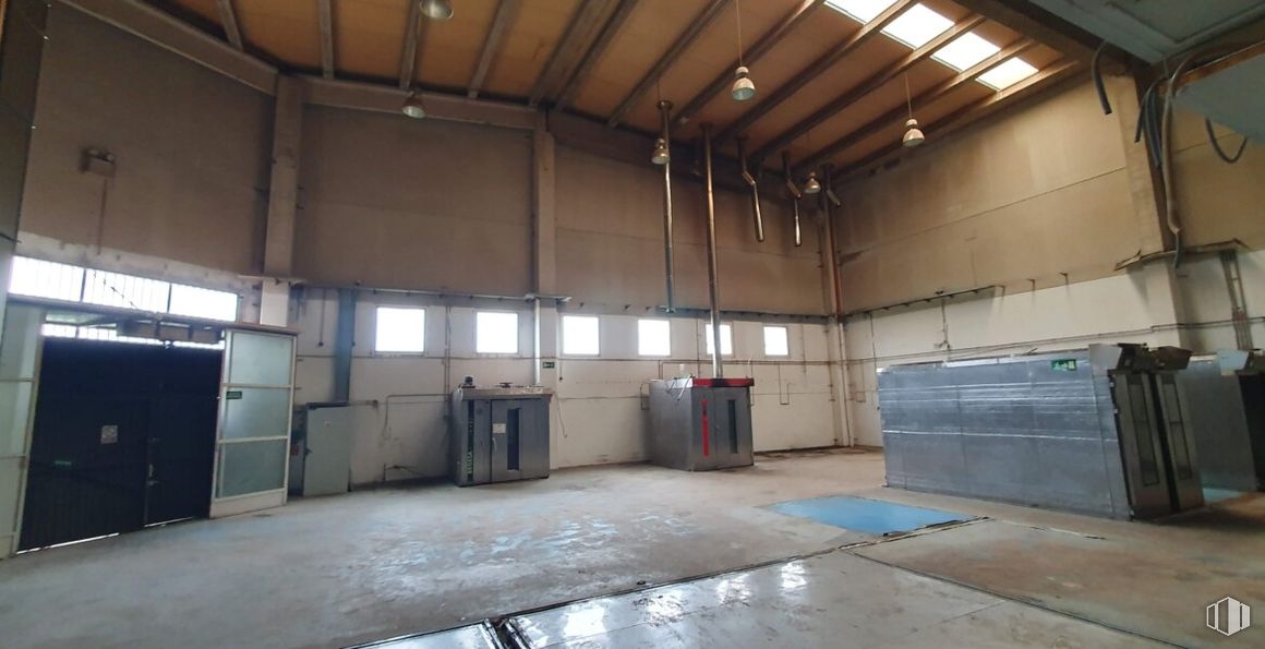 Industrial for sale at Calle Cava, Torrelaguna, Madrid, 28180 with flooring, floor, ceiling, metal, building material, hall, daylighting, steel, electrical supply and aluminium around