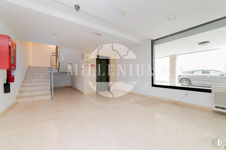 Oficina en alquiler y venta en Avenida Artesanos, 48, Tres Cantos, Madrid, 28760 con coche, accesorio, neumático, suelo, hall, suelos, madera, edificio, techo y rueda alrededor