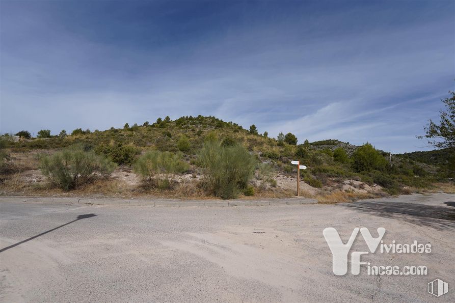 Land for sale at Camino Buendía, 1, Albalate de Zorita, Guadalajara, 19117 with sky, cloud, plant, plant community, asphalt, road surface, land lot, coastal and oceanic landforms, highland and tree around