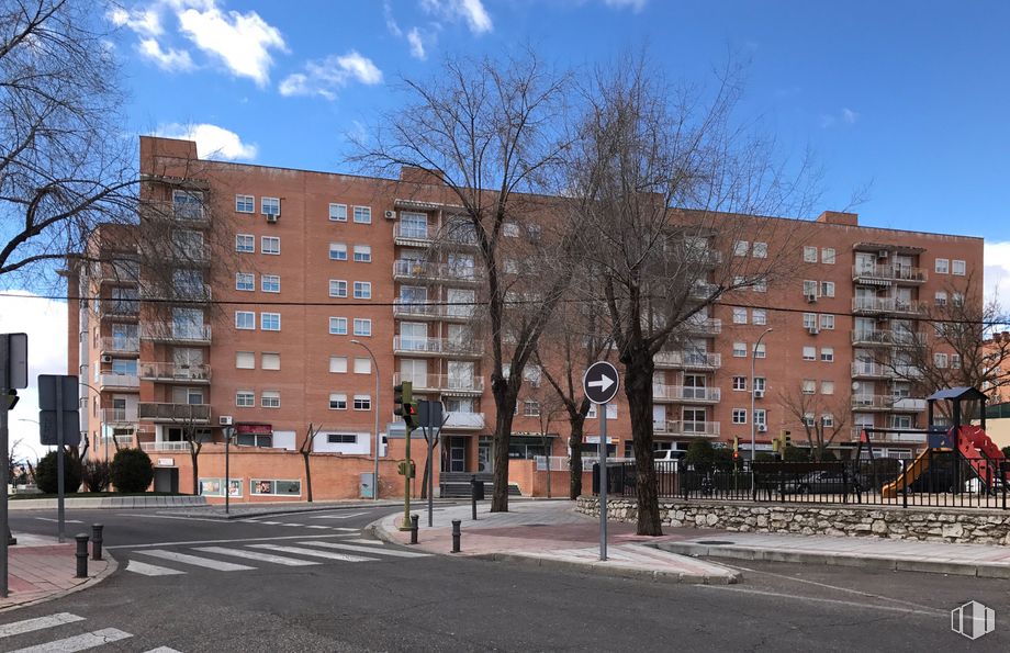 Retail for rent at Avenida Barcelona, Guadalajara, 19005 with building, sky, cloud, window, plant, tree, tower block, road surface, condominium and urban design around