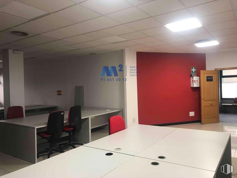 Oficina en alquiler en Zona empresarial Alcobendas, Alcobendas, Madrid, 28100 con silla, mesa, edificio, pasillo, pavimentos, piso, propiedad material, escritorio, techo y silla de oficina alrededor