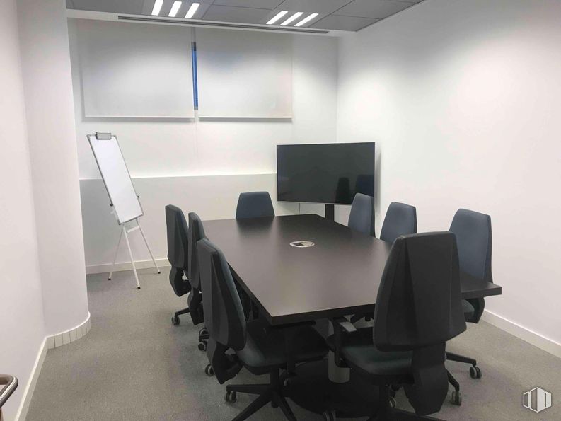 Oficina en alquiler en Zona Alcobendas, Alcobendas, Madrid, 28042 con silla, pizarra, mueble, interiorismo, silla de oficina, mesa, escritorio, mesa de reuniones, suelos y techo alrededor