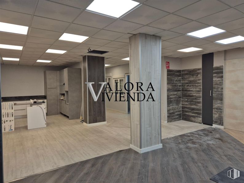 Retail for rent at Calle Sevilla, 1, Alcorcón, Madrid, 28922 with light fixture, lighting, flooring, floor, interior design, ceiling, composite material, glass, wood flooring and hardwood around