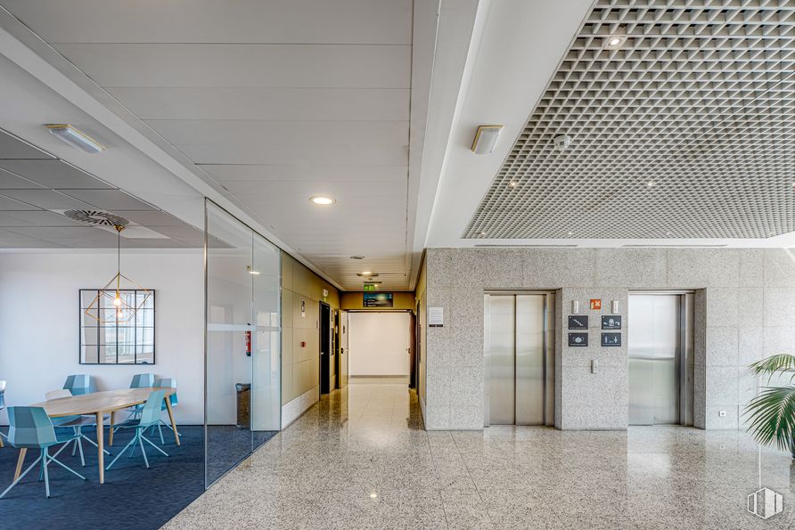 Oficina en alquiler en Alvia, Calle José Echegaray, 8, Las Rozas de Madrid, Madrid, 28230 con silla, alumbrado, mesa, planta, accesorio, edificio, ventana, diseño de interiores, puerta y piso alrededor