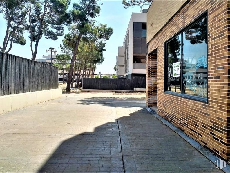 Local en alquiler y venta en Calle Junta Central Suprema, 10, Aranjuez, Madrid, 28300 con edificio, ventana, cielo, árbol, superficie de la carretera, sombra, planta, asfalto, madera y ladrillo alrededor