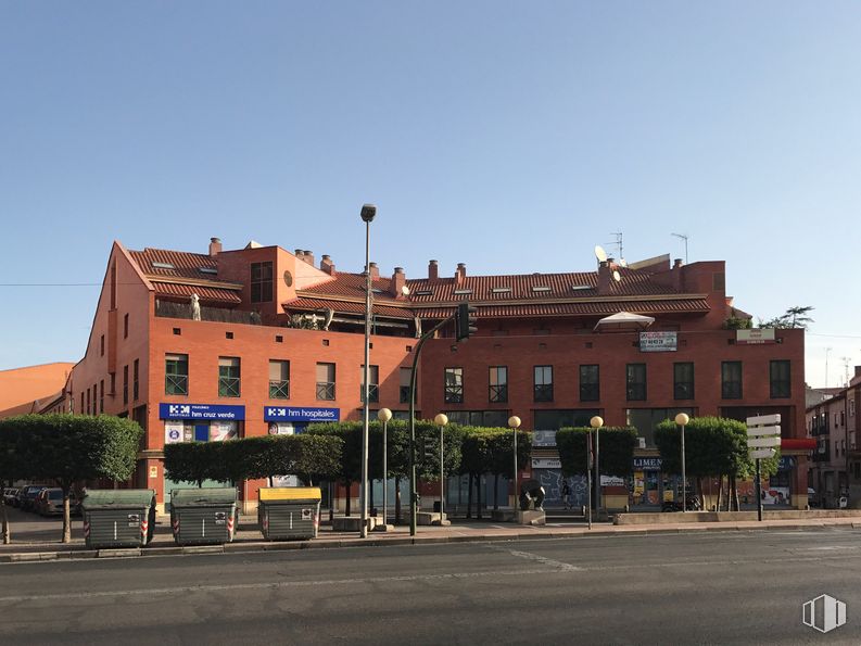 Oficina en alquiler y venta en Calle Don Juan I, 30, Alcalá de Henares, Madrid, 28807 con edificio, cielo, ventana, planta, luz de la calle, casa, fachada, diseño urbano, árbol y ciudad alrededor