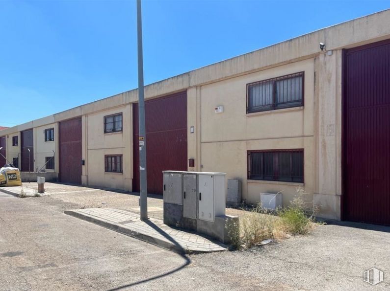 Industrial for sale at Polígono Industrial El Guijar, Arganda del Rey, Madrid, 28500 with window, building, door, property, sky, land lot, architecture, asphalt, plant and neighbourhood around