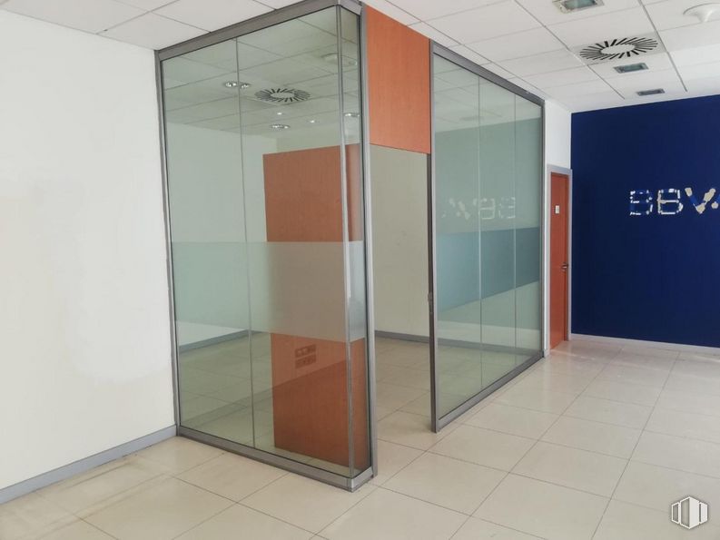 Local en alquiler y venta en Calle Gijón, Fuenlabrada, Madrid, 28942 con edificio, accesorio, puerta, suelos, suelo, propiedad material, vidrio, material compuesto, exterior del automóvil y puerta del vehículo alrededor