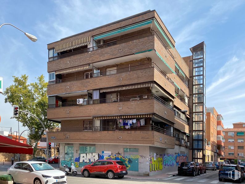 Retail for sale & for rent at Calle Canal de Bósforo, San Blas - Canillejas, Madrid, 28022 with car, building, wheel, sky, tire, cloud, vehicle, street light, window and infrastructure around