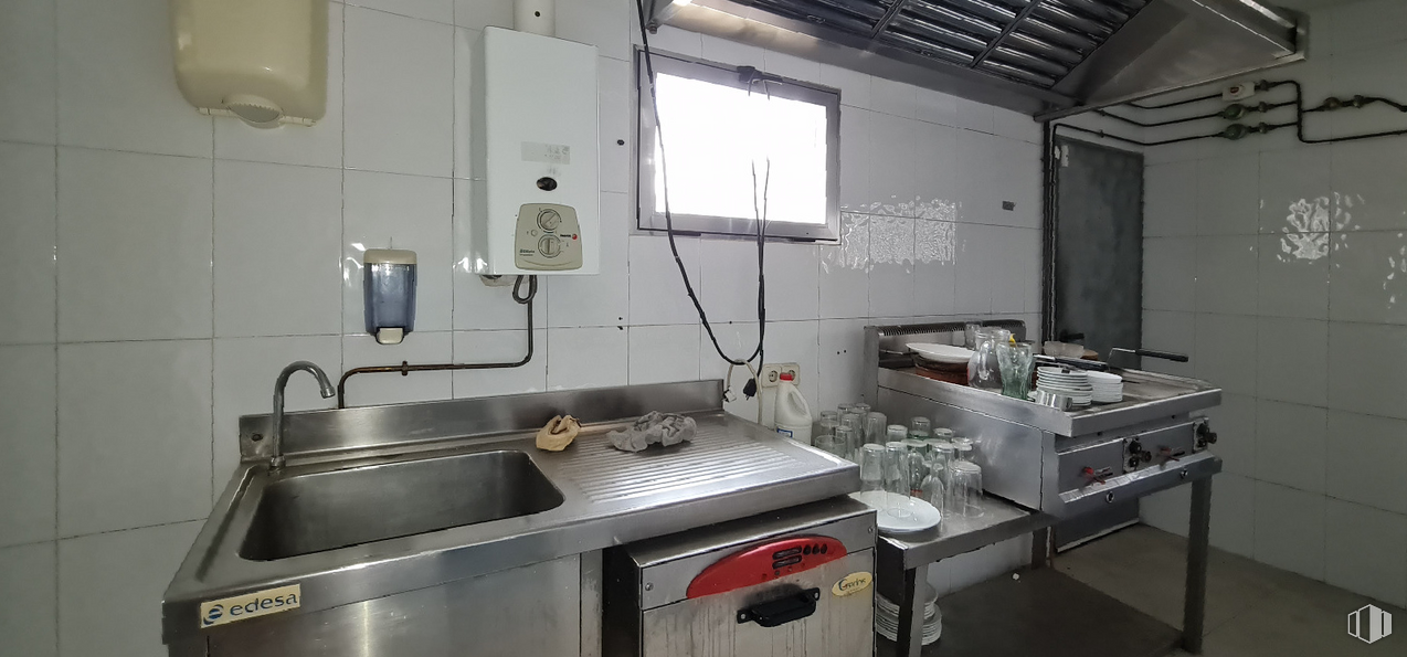 Retail for sale & for rent at Zona Río Alberche, Hormigos, Toledo, 45919 with sink, window, home appliance, kitchen sink, kitchen, tap, building, floor, plumbing fixture and house around