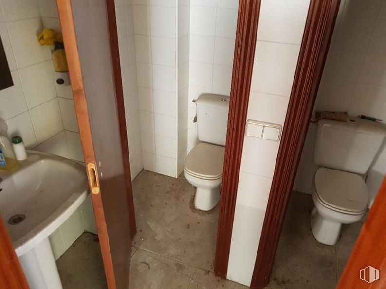 Retail for sale & for rent at Zona Reyes Católicos, Cuenca, 16004 with toilet, sink, brown, toilet seat, plumbing fixture, property, building, bathroom, purple and fixture around