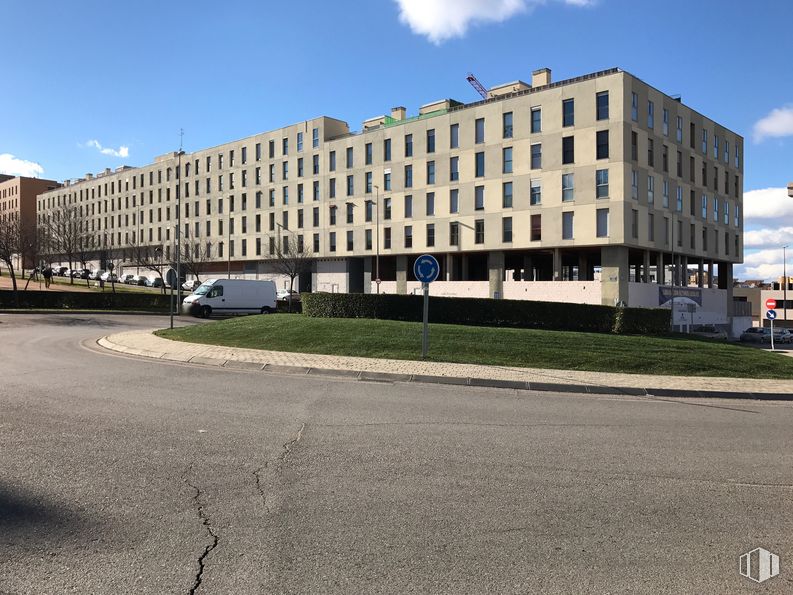 Local en alquiler y venta en Avenida Bulevar Clara Campoamor, 25, Guadalajara, 19005 con edificio, cielo, nube, ventana, diseño urbano, asfalto, superficie de carretera, edificio comercial, fachada y carretera alrededor