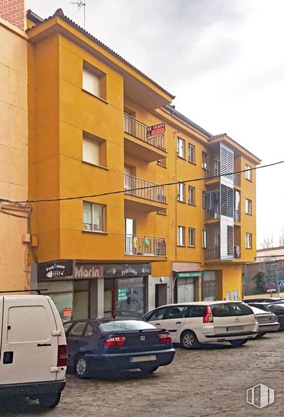 Local en alquiler y venta en Calle Francisco Giner de los Ríos, 7, Segovia, 40005 con camioneta, coche, edificio, luz de estacionamiento automotriz, nube, cielo, vehículo, propiedad, neumático y rueda alrededor