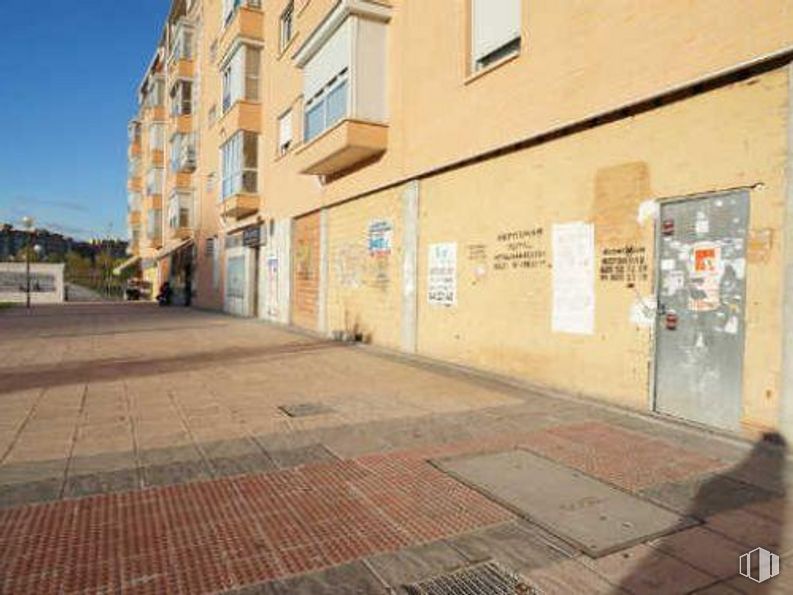 Local en alquiler en Zona Sanchinarro, Hortaleza, Madrid, 28050 con puerta, edificio, ventana, superficie de la carretera, planta, ladrillo, asfalto, barrio, pavimentos y acera alrededor