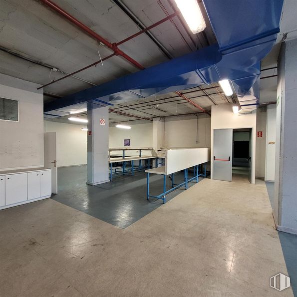 Industrial for sale at Calle María Tubau, Fuencarral - El Pardo, Madrid, 28050 with door, flooring, floor, ceiling, composite material, metal, fluorescent lamp, hall, silver and tile flooring around