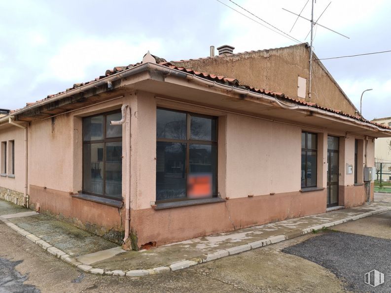 Retail for sale at Calle Nuestra Señora de los Remedios, Turégano, Segovia, 40370 with window, house, door, sky, cloud, building, property, wood, fixture and residential area around