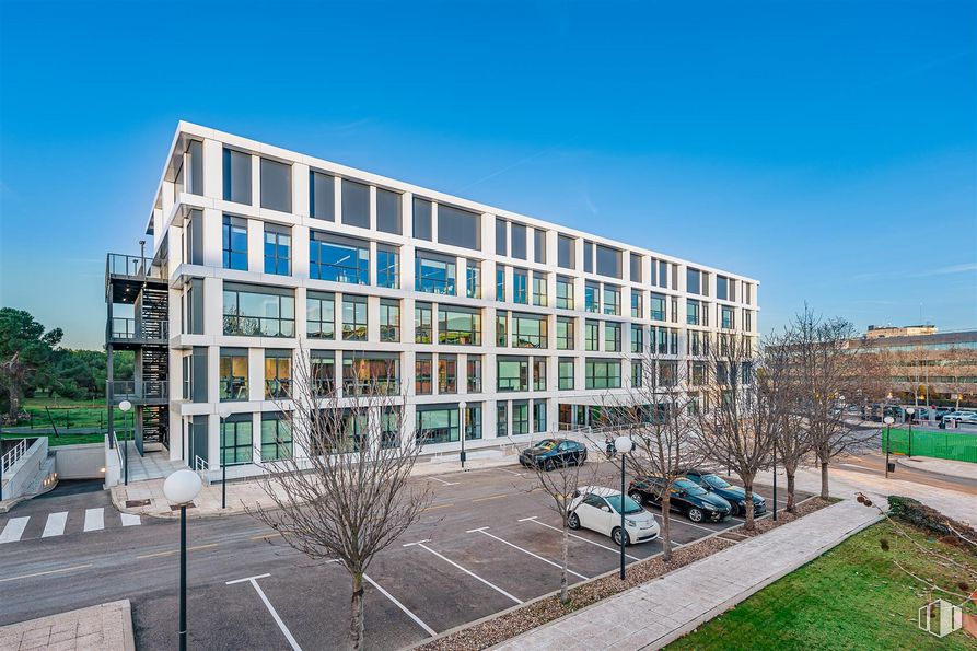 Oficina en alquiler en Camino Cerro de los Gamos, 1, Pozuelo de Alarcón, Madrid, 28224 con edificio, coche, cielo, planta, rueda, árbol, vehículo, diseño urbano, bloque de pisos y barrio alrededor