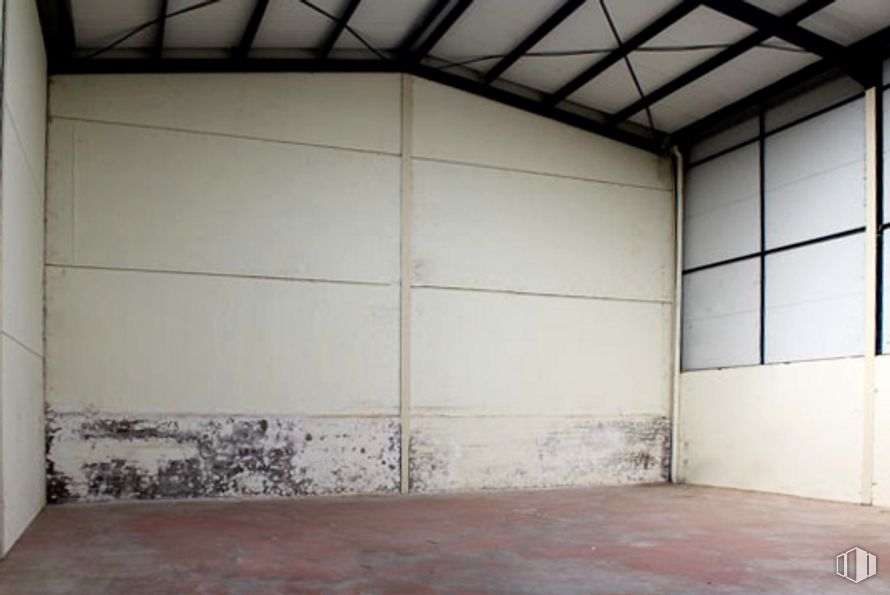 Industrial for sale at Calle Velázquez, Huecas, Toledo, 45511 with window, building, wood, shade, floor, line, flooring, beam, hall and building material around