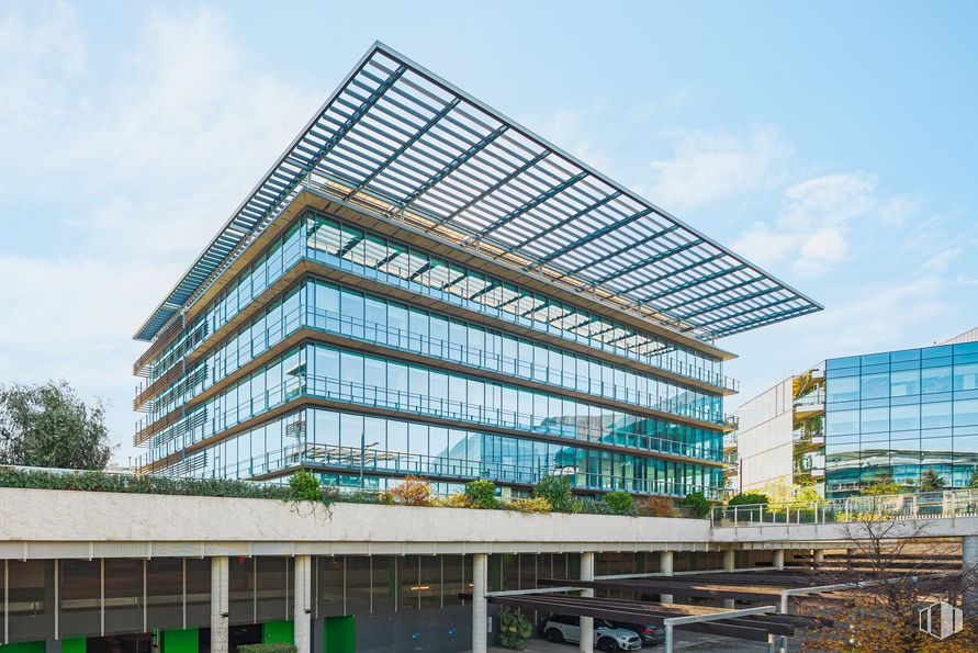 Oficina en alquiler en Vía Norte, Calle Quintanavides, 17, Fuencarral - El Pardo, Madrid, 28050 con edificio, cielo, nube, día, ventana, bloque de torres, diseño urbano, sombra, condominio y torre alrededor