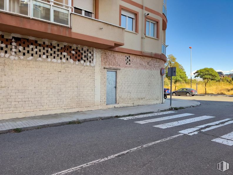 Retail for sale at Avenida Patrimonio de la Humanidad, Ávila, 05004 with window, building, road surface, asphalt, sky, street light, plant, tree, zebra crossing and urban design around