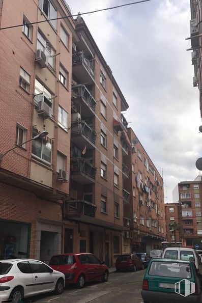 Retail for sale at Calle San Juan Bosco, 4, Talavera de la Reina, Toledo, 45600 with car, building, window, tire, land vehicle, cloud, wheel, vehicle, sky and property around